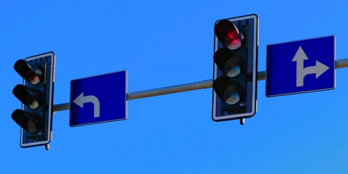 Правый поворот на запрещающий знак светофора: плюсы и минусы