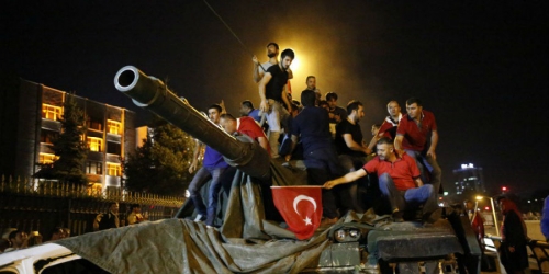 Стамбул вновь ввел чрезвычайное положение