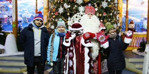 Команда «Дорожного радио» подарила подарок Деду Морозу