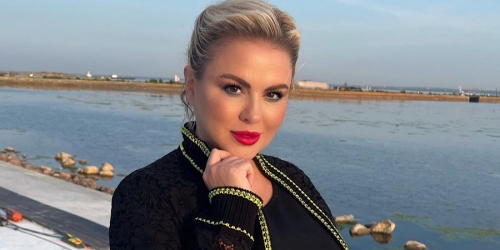 Анна Семенович вышла на сцену в чёрном после похорон концертного директора