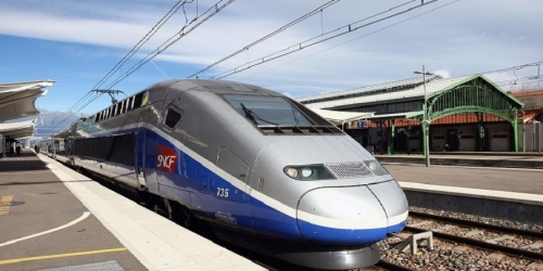 18 июня движение пригородных электричек RER в Париже было приостановлено в связи с преждевременными родами у одной из пассажирок