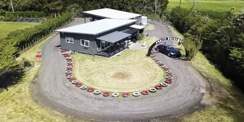 Житель Новой Зеландии Такеши, выходец из Японии построил вокруг собственного дома трек для дрифта