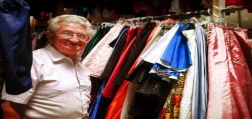 Самая большая в мире коллекция женских платьев - 55 тысяч находится в гараже у 83 летнего жителя Аризоны Пола Брокманна