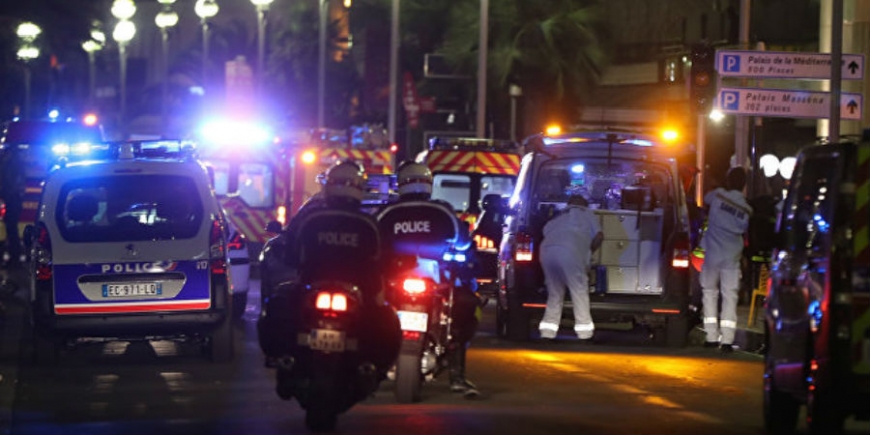 Президент Франции Франсуа Олланд назвал терактом атаку на набережной в Ницце