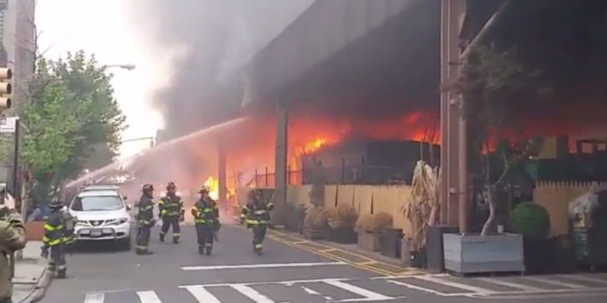Пожар в метро Нью-Йорка приостановил движение поездов