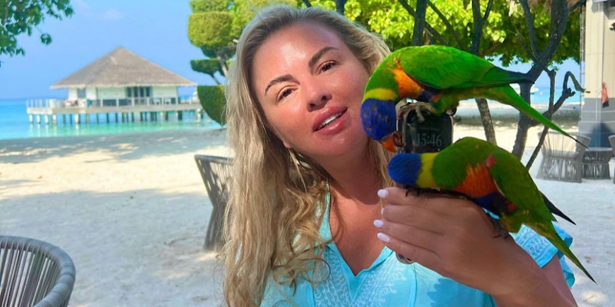 Осталась без купальников: Анну Семенович обокрали во время полёта с Мальдив в Москву