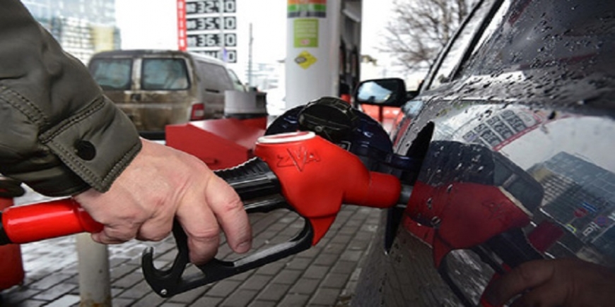 Оптовые цены на бензин в России в середине ноября достигли рекордного уровня в 2017 году