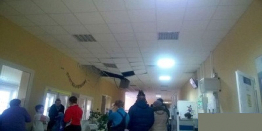 В физкультурно - оздоровительном комплексе «Олимп» 14 декабря в вестибюле произошло обрушение подвесного потолка