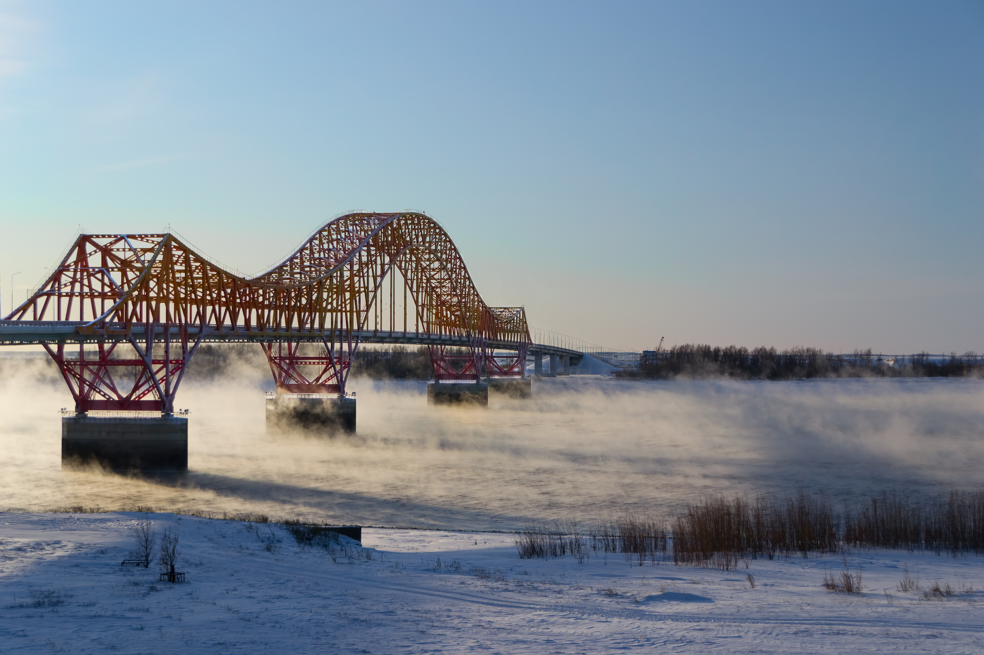 Мост через реку Иртыш в Ханты-Мансийске красный дракон